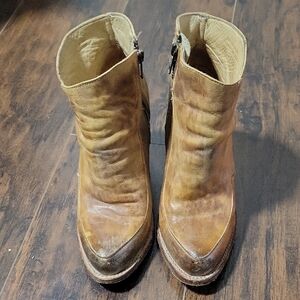 Bedstu Distressed Isla Bootie